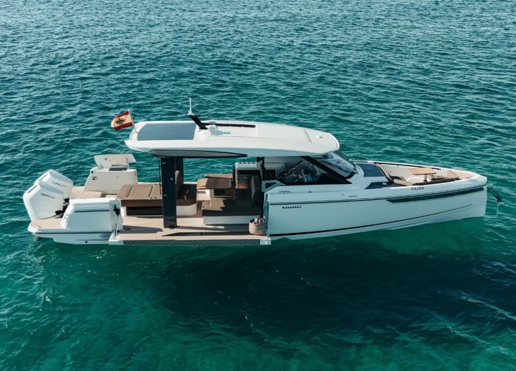 Saxdor 400 GTO Bali for charter with water toys